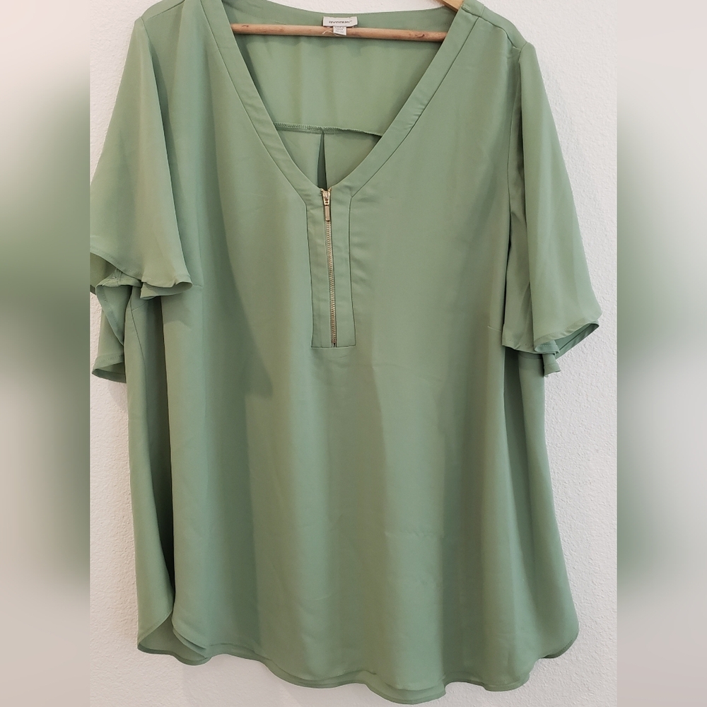 Avenue Plus Size 22/24 Green Flowy Zip Up Front Detail V-neck Effortless Top